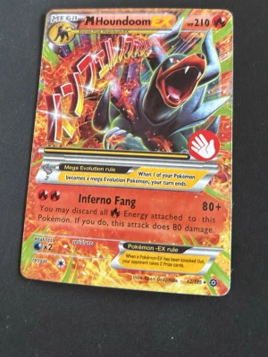 Pokémonkort Mega Houndoom EX - Säljer ett Pokémonkort: Mega Houndoom EX från samlarserien. Kortet har en färgstark design med eldtema och japansk text, samt holografiska detaljer. Perfekt för dig som samlar eller spelar Pokémon TCG.