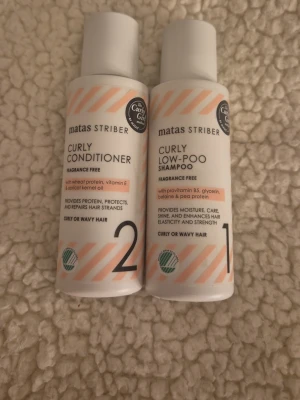 Matas Striber Curly Duo-set - Säljer ett set med Matas Striber Curly Low-Poo Shampoo och Curly Conditioner, båda doftfria och speciellt framtagna för lockigt eller vågigt hår. Perfekt för dig som följer Curly Girl-metoden. Jag har använt det 1 gång innan. 