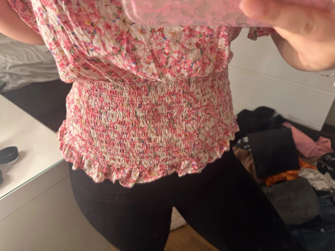 Blommig offshoulder blus i rosa toner - 2