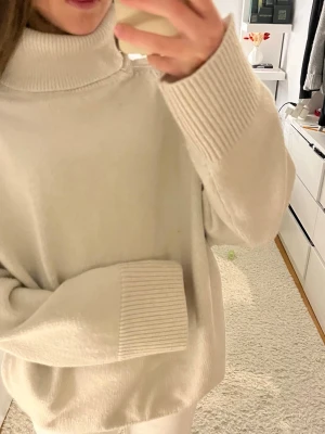 Stickad polo tröja - Jättefin beige stickad polotröja från hm i fint skick!💕