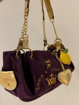 Juicy couture liknande väska - Unik lila handväska från Lara R Couture med guldfärgade kedjehandtag. Pris kan diskuteras!