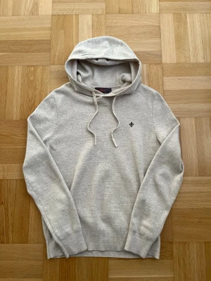 Morris Hoodie - Helt Ny - En sprillans ny och riktigt stilig hoodie ifrån Morris i storlek XS. Just denna modell är riktigt populär just nu. Aldrig tvättad eller använd - endast testad. Vid frågor eller funderingar tveka inte på att höra av dig! 😊
