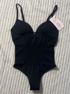 Body h&m svart pushup viral - Viral body från h&m med pushup. Storlek xs, ny med prislapp. ”STRINGBODY SEAMLESS LIGHT SHAPE”  Slutsåld i alla storlekar på h&m.  Mitt pris är satt utefter just att den är slutsåld,  samt efterfrågan och vad andra säljer denna för.  Köp sker via köp nu, jag postar inom 24h. Kvar tills markerad såld 