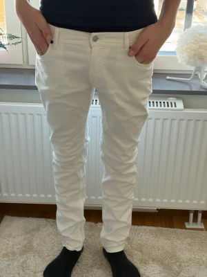 Vita slim fit jeans, acne studios. - Säljer ett par vita slim fit jeans med klassisk femficksdesign och knappgylf. Jeansen har raka ben och sitter snyggt längs kroppen. Perfekta för dig som vill ha en clean och fräsch look till vardags. Materialet känns mjukt och följsamt. Priset är inte hugget i sten✅💎
