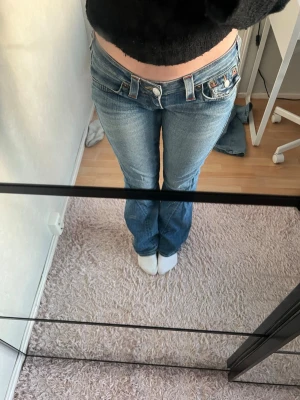 True Religion low waist bootcut jeans - Säljer ett par blå low waist jeans från True Religion med bootcut💞Har tecken på användning. Säljer för att dom inte kommit till användning 
