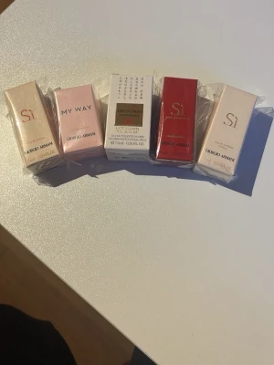 Giorgio Armani parfym miniatyrset - Fem exklusiva miniatyrparfymer från Giorgio Armani: Si edt 7 ml. My way edp 7 ml. Prive pivoine. Suzhou 7,5 ml. Si passione edp 7 ml. Si intense edp 7 ml. Flaskorna är små och stilrena, perfekta att ha med sig i väskan eller testa olika dofter.