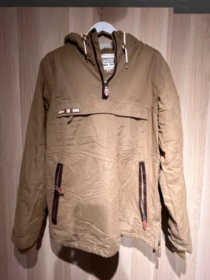  Skidjacka  från Weather report  med huva  huva - Vindtät anorak skidjacka i coatad bomull.  Jackan har  huva med dragsko, magficka med dragkedja och två sidofickor. Insidan är fodrad med mjuk teddy. 