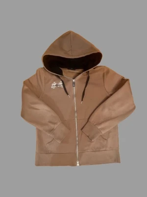 Vintage  zip hoodie  - Snygg brun hoodie med dragkedja och huva. Svarta snören i huvan och ett litet vitt tryck på bröstet. Mjuk och skön bomullsmix, perfekt för chill dagar. Fickor framtill och ribbade muddar vid ärmar och nederkant.