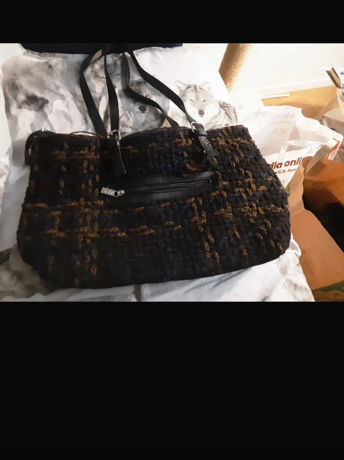 Svart och brun handväska med struktur - 1