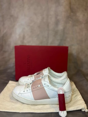 Valentino Opens | Dam 37 - Valentino Opens till damer | Size 37 | Skorna är i mycket bra skick, förutom defekten på ena tån | Allt som finns på bild medföljer vid köp | Äkta ⭐️