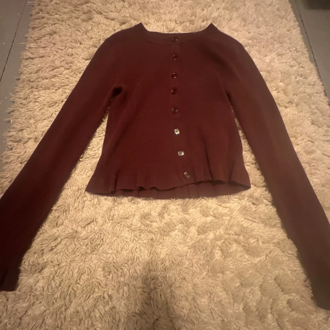 Vinröd cropped kofta med volangkant i storlek xs - 1