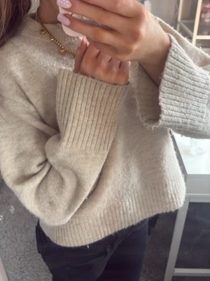 skit snygg beige stickad - super mysig stickad tröja!💞tröjan från gina young säljs inte längre på deras hemsida elr butiker!! storlek 134/140 i barn men passar mig perfekt som xs/s. noprar inte!💞