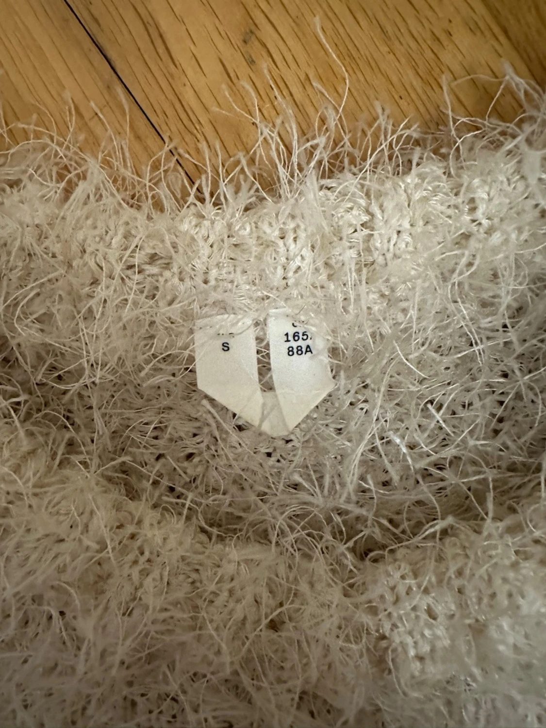 Fluffig vit stickad tröja - 1