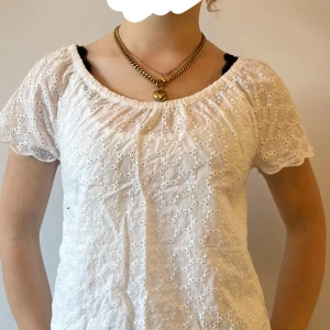 Vit blus  - Söt vit blus med korta ärmar och rund halsringning. 