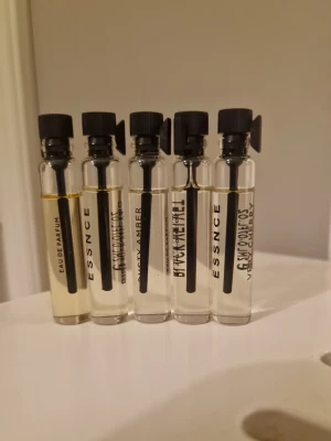 Helt nya testers från Essnce  - Helt nya testers, aldrig öppnade. Elle la nuit, Dirty dancing, Dusty amber, black velvet och very cherry. 