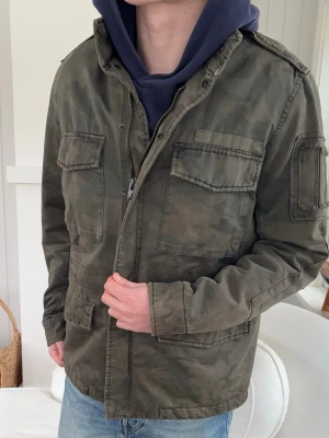 Fieldjacket från Zadig voltaire - Snygg overshirt i militärgrön camo med fyra stora fickor framtill och en extra ficka på ärmen. Rak passform och axelklaffar ger en cool utility-look. Tillverkad i slitstark bomull, perfekt att slänga över en hoodie för en avslappnad stil.