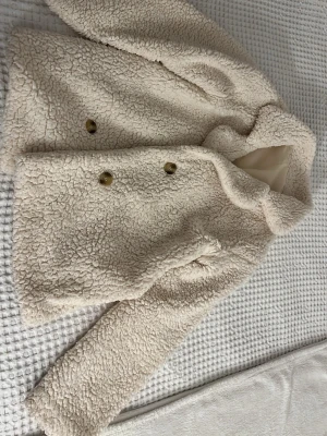 Krämvit teddyjacka med knappar -  krämvit teddyjacka. Funkar både för stl S och M. Använd fåtal gånger! 🤍