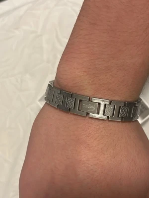Äkta silverfärgat metropole armband från Lacoste - Säljer ett lacoste armband för 700 men priset kan diskuteras. Armbandet kommer med sin box samt går att förlänga eller förkorta passande till din storlek. 