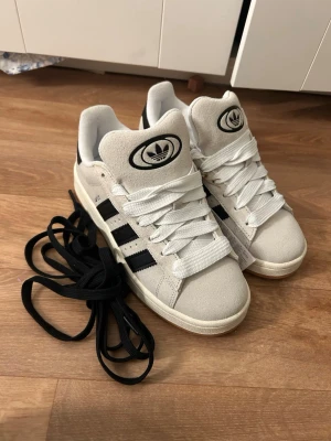 Adidas campus 00s - Säljer ett par supersnygga adidas campus som är helt nya, har aldrig använt. Storlek 38. Svart snöre följer med.
