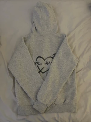 Ljusgrå hoodie - Säljer en ljusgrå hoodie med huva och dragsko. Inte använt så många gånger, säljer då jag tröttnat på den❣️