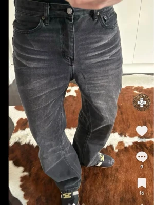 Decency concept - Ett par riktigt sköna bootcut jeans i en go tvätt.
