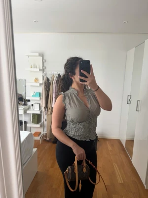 Grå blus från Zara strlk S - Snygg grå blus från Zara i strlk S. Fint skick!