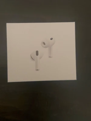 Apple AirPods Pro 3 - Trådlösa hörlurar från Apple, modell AirPods Pro 3, i vit färg. Kommer med laddningsetui och stöd för USB-C. Snygg och stilren design med korta stjälkar och silikonproppar för bra passform. Passar till iPhone, Apple Watch och MagSafe.