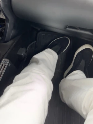 Svarta Axel Arigato sneakers - Säljer ett par svarta sneakers från Axel Arigato med clean design och vit tjock sula. Skorna är låga och har en minimalistisk look utan snörning, tillverkade i slätt läder och mocka. Perfekta för dig som gillar stilrena och moderna skor. Älskar dessa skor och använt mycket därav priset, går såklart att göra rent och ska göra så gott jag kan innan dem säljs. Säljer dem pågrund ut av att dem är två storlekar för stora och de har gett mig problem med hälsenorna. Skriv frågor och skicka prisförslag 