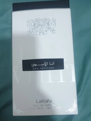 Lattafa Ana Abiyedh Eau de Parfum - Lattafa Ana Abiyedh Eau de Parfum kommer i en elegant vit rektangulär förpackning med silverdetaljer och svart text. Flaskan rymmer 60 ml och har en modern, stilren design som känns lyxig och trendig. Perfekt för dig som gillar exklusiva dofter.