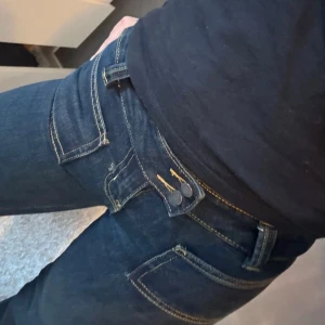 Lowwaist bootcut jeans mörkblåa - Snygga mörkblå bootcut jeans med väldigt låg midja. I storlek XXS/XS. Mycket bra skick! Skriv för fler bilder! 