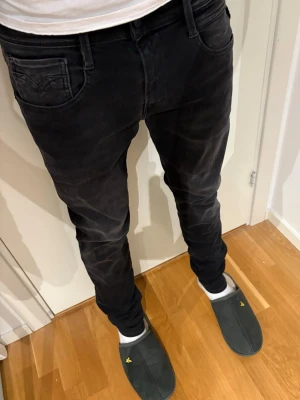 Replay anbass  - Säljer dessa feta jeans från replay | Väldigt bra skick | Modell: Anbass | Storlek: 32/34 | Skriv vid minsta fråga eller fundering 🤝