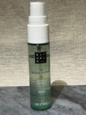 Rituals The Ritual of Jing Sleep mist - Helt ny! 20ml. Fräsch och lugnande kudde- och kroppsmist från Rituals, The Ritual of Jing Sleep. Kommer i en genomskinlig grön plastflaska med vit spraykork. Innehåller 20 ml och har doft av sandelträ och lavendel. Lugnande effekt 