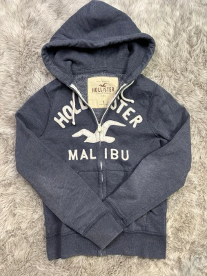 Hollister Hoodie - Säljer denna sällsynta och mycket eftertraktade Hollister hoodie | Storlek S | Mycket bra skick | Vid eventuella frågor hör gärna av dig och erbjuder bra pris vid köp av bundle 😁✅