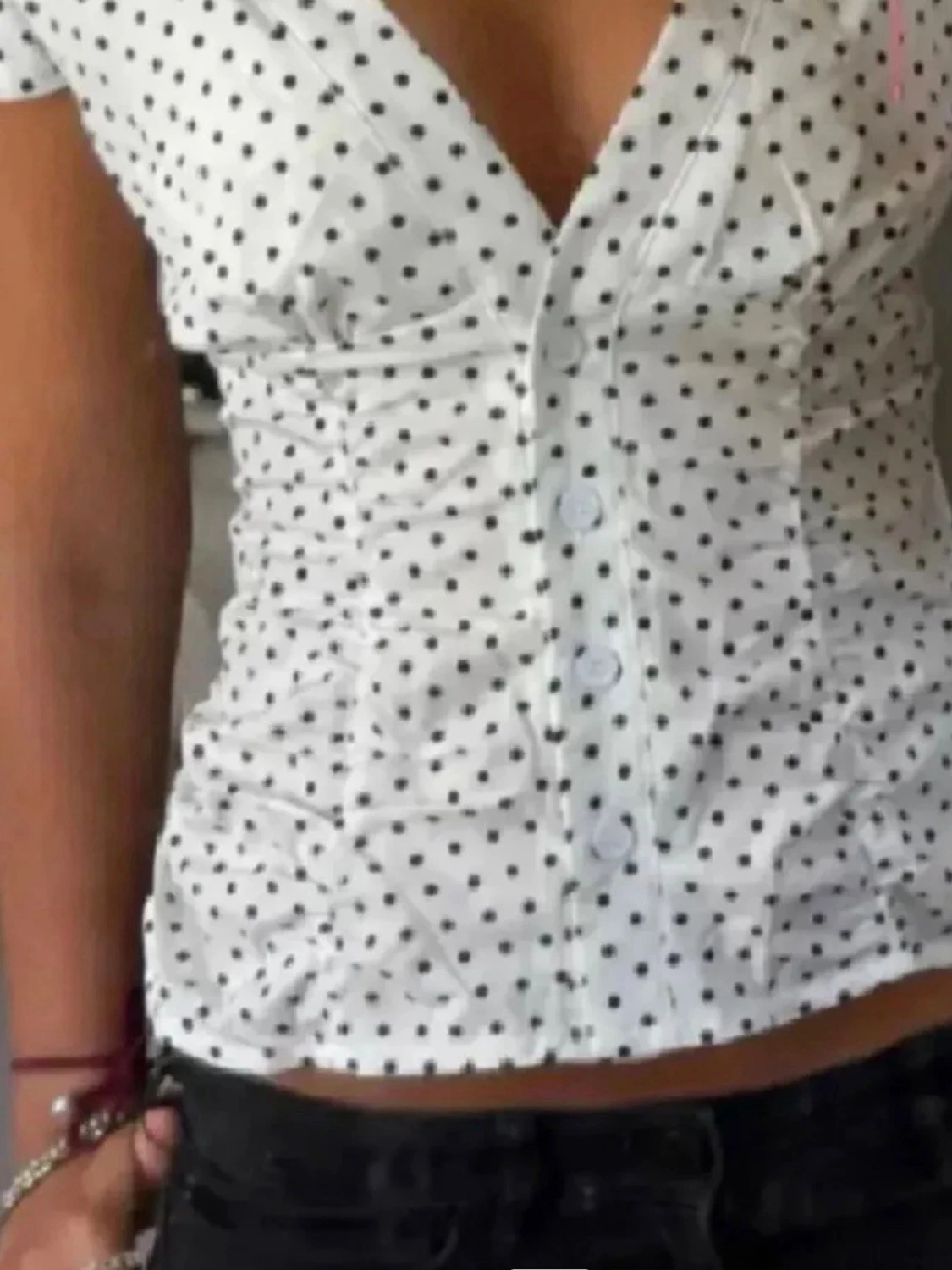Vit prickig blus med v-ringning - 1