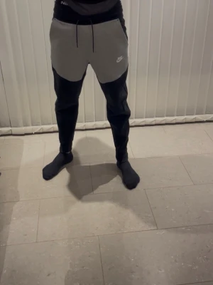 Nike tech byxor - Nike tech byxor från Nike i grå svart