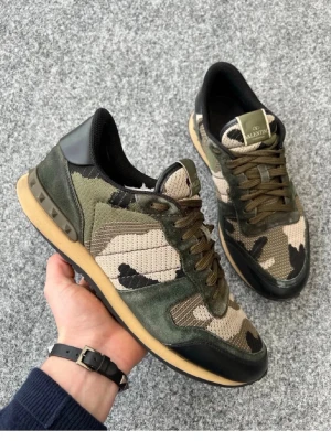 Valentino rockrunners 45 - Tjena! Säljer dessa supersnygga valentino rockrunners i size 45! Skick 8/10 fint skick(exakt som bilderna) nypris 7000kr mitt pris endast 1799+ fri frakt 📦! Kan gå ner i pris vid snabb affär! Hör av dig vid minsta fundering 🤩