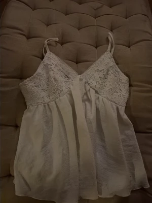 Vit spetsdetaljerad linnetopp - Säljer en super snygg topp som är perfekt för sommaren!