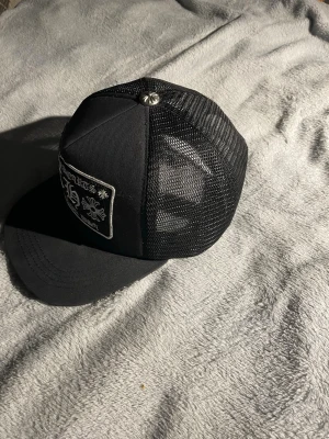 Chrome hearts trucker hat  - Tjeneritz 😌 jag säljer en chrome trucker hat då jag inte riktigt har användning för den. skicka gärna ett meddelande vid fundering 