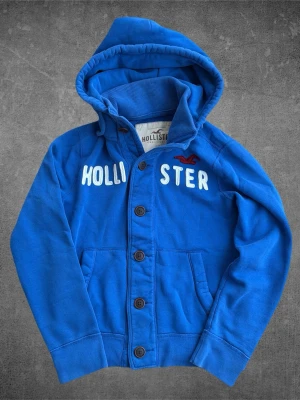Vintage Hollister Hoodie Med Knappar - Stilren Hollister kofta med broderat tryck på bröstet | Storlek: M | Mycket bra skick! | Tveka inte att höra av vid funderingar!