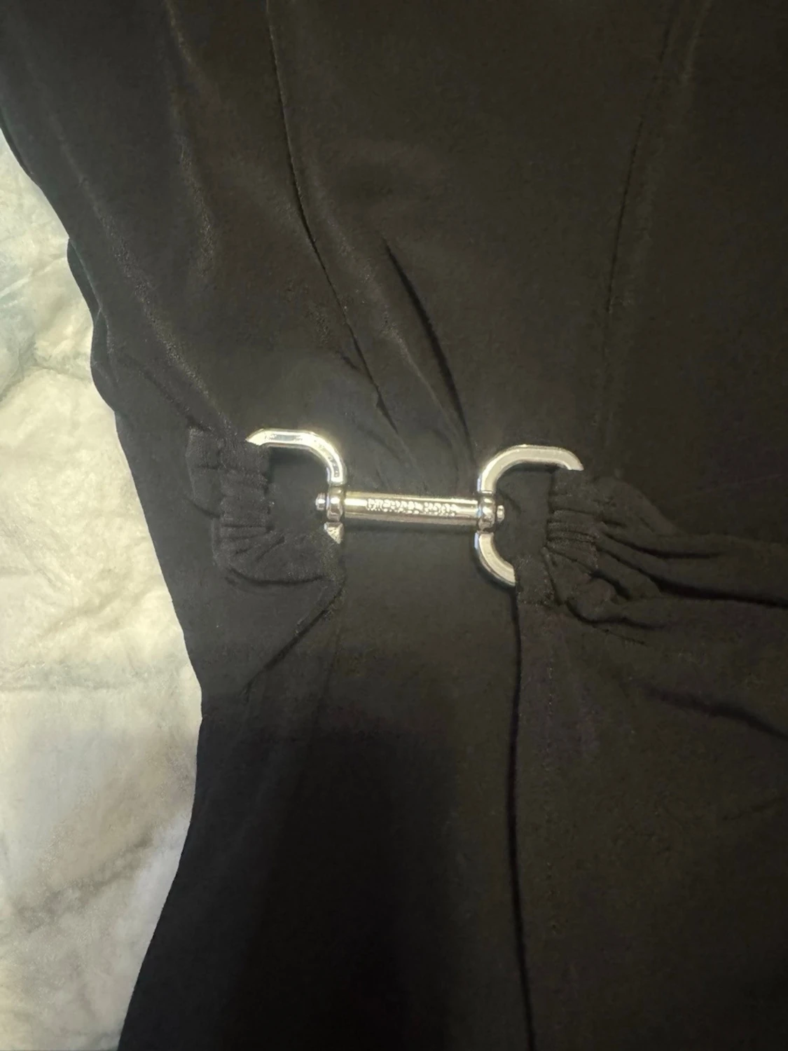 Svart omlottklänning med ringdetalj - 2