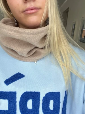 Beige buff #05🤍 - Superfin beige buff! Supermjuk och perfekt till skidresan och afterskin! Passa på att köpa! Egensydda så är inte helt perfekta 🤍 har fler om man är intresserad av att köpa flera, ❗️2 för 200! 