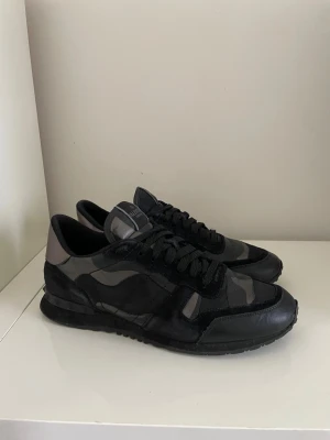 Valentino Rockrunner skor  - Säljer nu dessa Valentino rockrunner skor, skriv för fler bilder/frågor🙌🏼