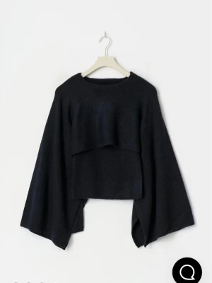 Tröja Gina Tricot  - Säljer denna knitted cape top från Gina Tricot i mörkblå. Storlek S. Ny utan prislapp. Helt slutsåld på hemsidan. Det går bra att använda köp nu💕