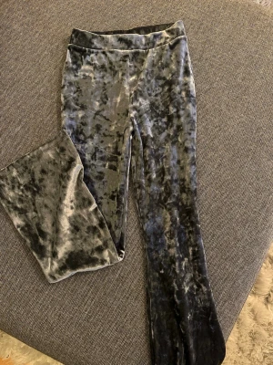 Grå sammetstights från Lindex - Supersnygga grå sammetstights från Lindex med coolt mönster i olika nyanser av grått och svart. Stretchigt material som sitter skönt och ger en lyxig känsla. Perfekta för dig som vill ha något mjukt och trendigt i garderoben.