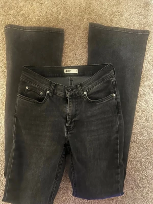 Lågmidjade jeans - Säljer dessa lågmidjade gråa jeans ifrån Gina tricot. De är sparsamt använda och i mycket bra skick.