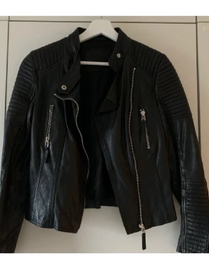 Primeboots Leather Jacket  - Skinnjacka från Primeboots säljes i fint skick Jackan är storlek 36 men passar även 38. Köptes förra våren på Åhléns i Stockholm för 4200kr. Jackan är väl omhändertagen utan några slitningar.  Passa på att köpa nu när under VÅR REAN! Priset höjs i Mars. 