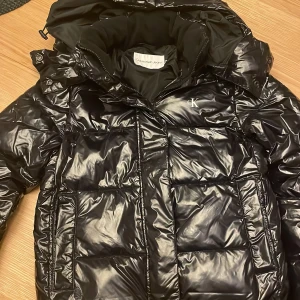 Svart jacka från Calvin Klein Jeans - Säljer denna fina jacka från Calvin Klein! Mycket bra skick, bara att skriva för fler bilder, pris går att diskutera💖
