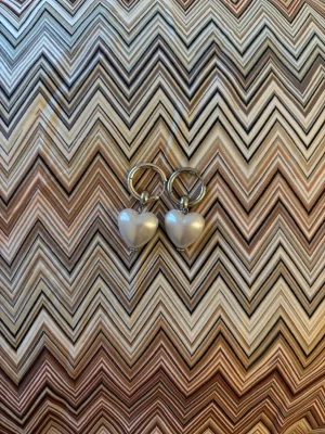 Wos silverörhängen med pärlhjärtan - Super fina örhängen från WOS! 🤍🤍