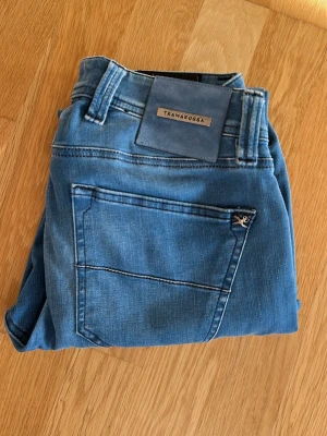  Tramarossa jeans - Hejjjj och välkomna till Liljestrands nu säljer vi ett par tramarossa jeans i modellen michelangelo slim storlek W28 inga defekter som nya nypris runt 3000-5000kr vårt pris endast 500kr kom med frågor. mvh Liljestrand