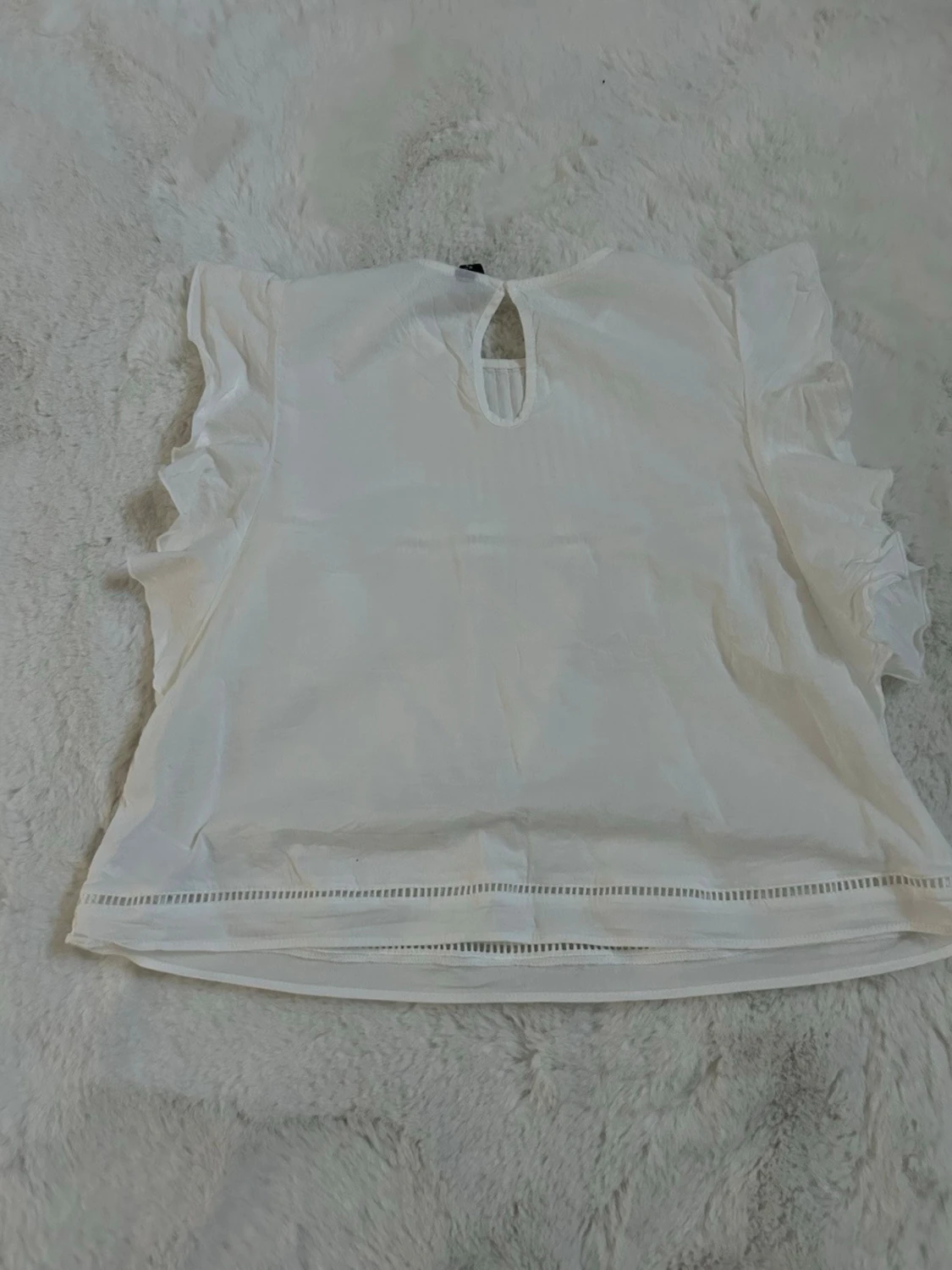 Vit volangblus med korta ärmar - 2